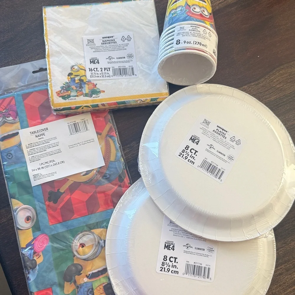 Minions Party Supplies Set - Yellow and Blue